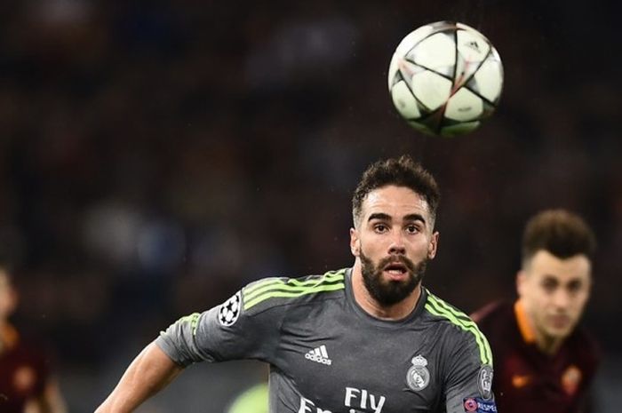 Bek Real Madrid, Dani Carvajal, mengejar bola saat partai kontra AS Roma di Stadion Olimpico.