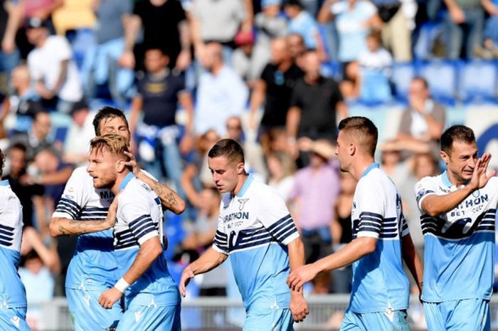 Para pemain Lazio merayakan gol ke gawang Fiorentina pada laga Liga Italia di Estadio Olimpico, Roma, Minggu (7/10/2018).