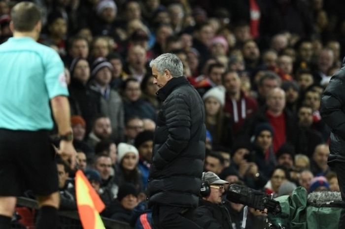 Manajer Manchester United, Jose Mourinho, menerima pengusiran dari wasit Jonathan Moss dalam pertandingan Premier League kontra West Ham United di Old Trafford, Manchester, Inggris, 27 November 2016.