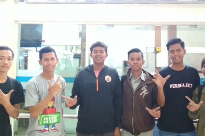 Jakmania Solo menyambut kehadiran skuat Persija Jakarta di Bandara Adi Soemarmo, Solo