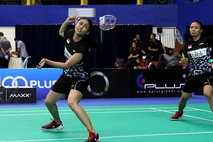 Pasangan ganda putri Indonesia, Della Destiara Haris/Rizki Amelia Pradipta, mengembalikan kok ke arah Cao Tong Wei/Yu Zheng (China) pada partai keempat Kejuaraan Beregu Asia 2018. Della/Rizki Menang 21-14, 19-21, 23-21 di Stadium Sultan Abdul Halim, Kamis (8/2/2018).