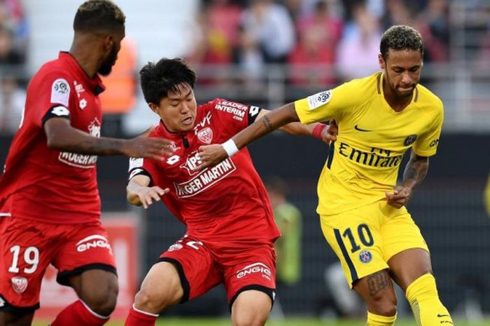 Aksi penyerang Paris Saint-Germain, Neymar (kanan), dalam partai Liga Prancis di kandang Dijon, Gaston Gerard Stadium, 14 Oktober 2017.