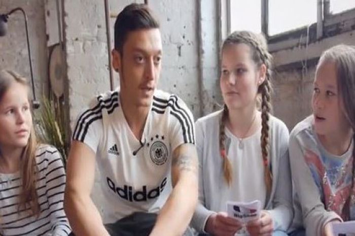 Mesut Ozil dalam  program kampanye Bigshoe 