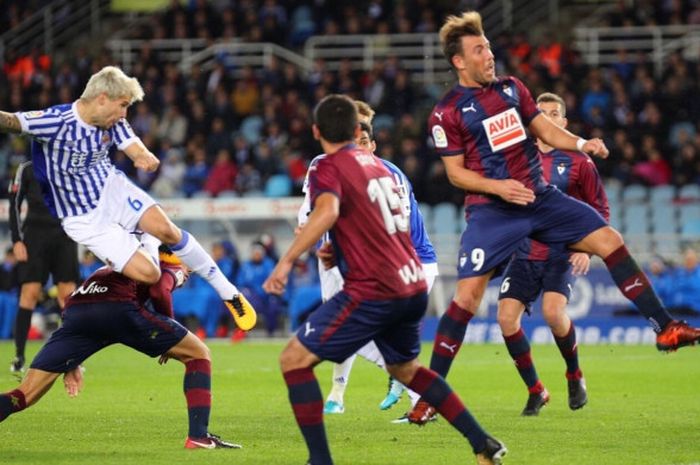 Inigo Martinez (kiri, berkaus Biru) menyundul bola dalam laga Real Sociedad kontra Eibar, Sabtu (7/11/2017) dini hari WIB.