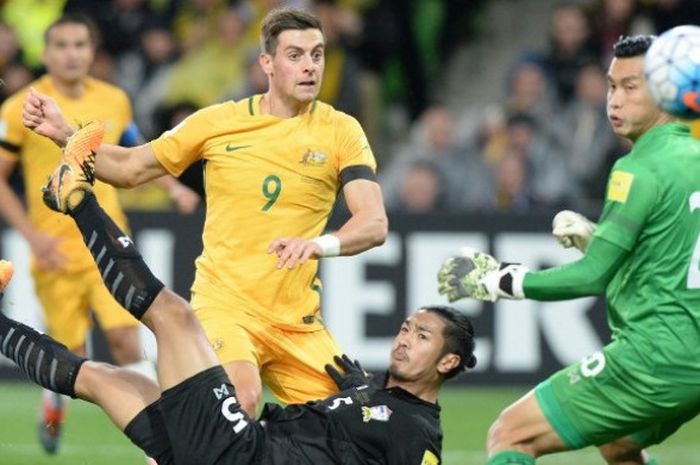 Pemain timnas Australia, Tomi Juric (nomor 9) saat berlaga menghadapi Thailand pada Selasa (5/9/2017).