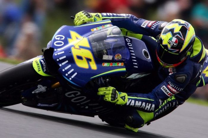 Valentino Rossi menggeber motor Yamaha YZR-M1 pada tahun 2004.