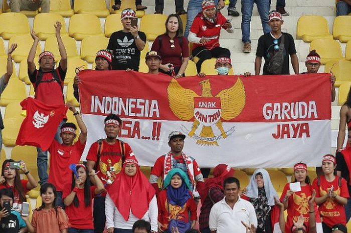 Pendukung timnas U-22 Indonesia saat memberikan suntikan semangat kepada skuat Garuda Muda yang bersua Timor Leste pada laga Grup B SEA Games 2017 di Stadion MP Selayang, Selangor pada 20 Agustus 2017. 