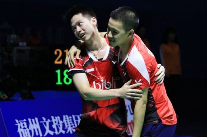 Pasangan ganda putra Indonesia, Marcus Fernaldi Gideon (kanan)/Kevin Sanjaya Sukamuljo, berangkulan 