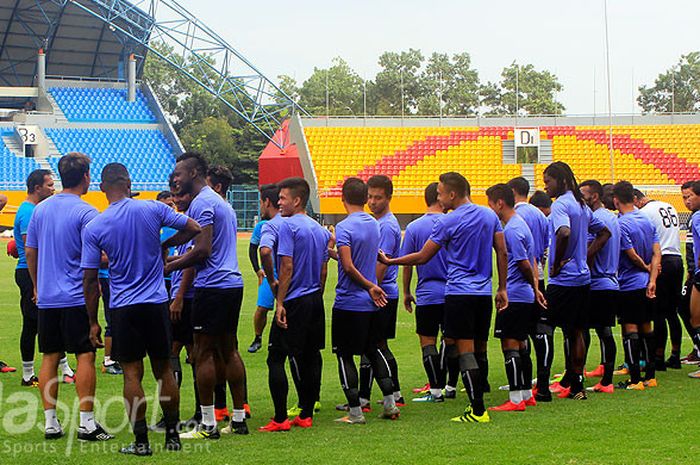 Pemain Sriwijaya mendengarkan arahan pelatih Rahmad Darmawan di Stadion Gelora Sriwijaya Jakabaring, sebelum melakukan lawatan ke markas Bali United, untuk lanjutan Liga 1 2018.