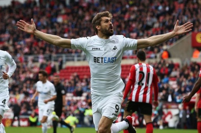 Striker Swansea City, Fernando Llorente, merayakan gol yang dia cetak ke gawang Sunderland dalam laga Premier League di Stadium of Light, Sunderland, Inggris, pada 13 Mei 2017.