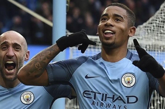 Striker Manchester City, Gabriel Jesus (kanan), merayakan gol ke gawang Swansea City dalam lanjutan Premier League di Stadion Etihad, 5 Februari 2017. 