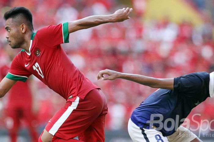 Aksi pemain Timnas U-22, Saddil Ramdani ketika pelas dari kawalan pemain Kamboja pada partai penentuan menuju semifinal SEA Games 2017.