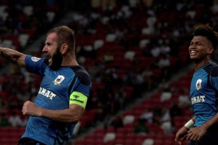 Selebrasi kapten dan gelandang Tampines Rovers, Mustafic Fahrudin (kiri) seusai mencetak gol ke gawang Albirex Niigata pada laga Community Shield Singapore Premier League 2018 di Stadion Nasional Singapura, 31 Maret 2018.