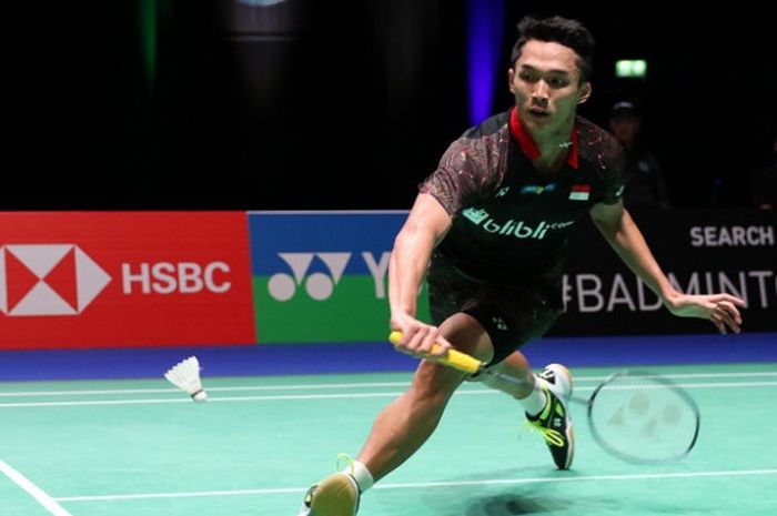 Pebulu tangkis tunggal putra Indonesia, Jonatan Christie, mengembalikan kok kepada Son Wan-ho, pada babak kedua All England 2018 yang berlangsung di Arena Birmingham, Kamis (15/3/2018).