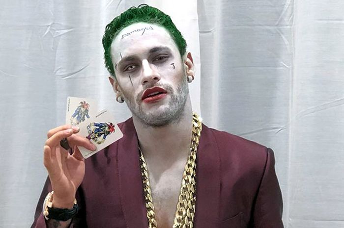 Gaya pesepak bola Brasil, Neymar menirukan karakter Joker milik DC Comic pada perayaan Halloween.