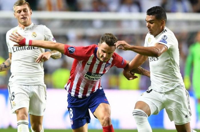 Casemiro (kanan) mencoba menghentikan Saul Niguez dalam partai Piala Super Eropa antara Real Madrid vs Atletico Madrid di Stadion Lillekula, Tallinn, 15 Agustus 2018.