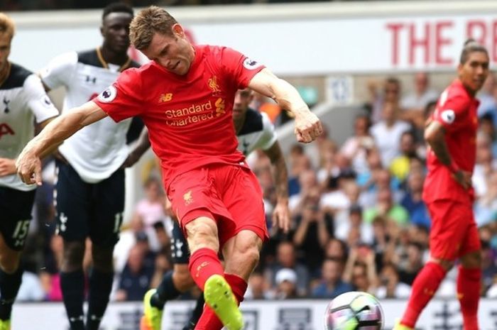 James Milner mencetak gol Liverpool ke gawang Tottenham Hotspur pada partai Premier League di Stadion White Hart Lane, Sabtu (27/8/2016).