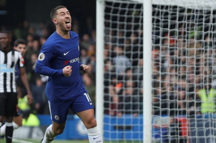 Gelandang Chelsea, Eden Hazard, merayakan gol yang dia cetak ke gawang Newcastle United dalam laga Liga Inggris di Stadion Stamford Bridge, London, pada 2 Desember 2017.