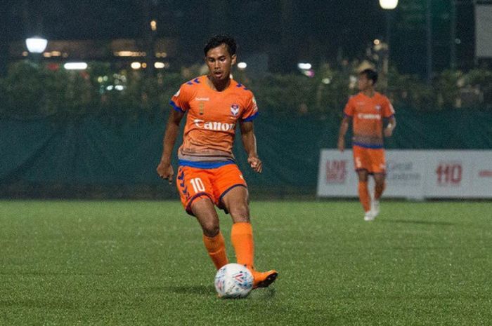 Aksi penyerang asal Singapura, Adam Swandi saat membela Albirex Niigata yang menjamu DPMM FC Brunei pada laga Singapore Premier League 2018 di Stadion Jurong Timur, Sabtu (14/4/2018) malam. 