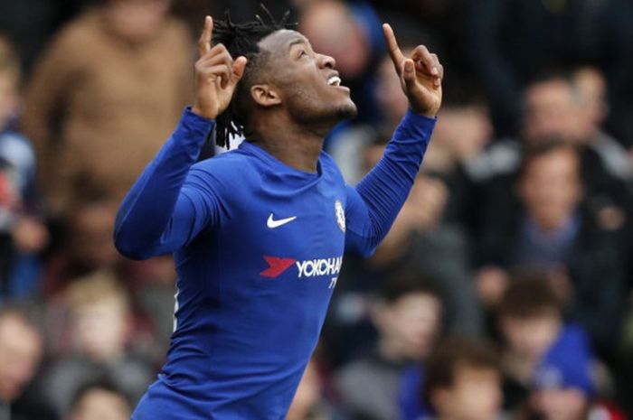 Penyerang Chelsea, Michy Batshuayi, merayakan gol ke gawang Newcastle United pada laga Piala FA, Minggu (28/1/2018).