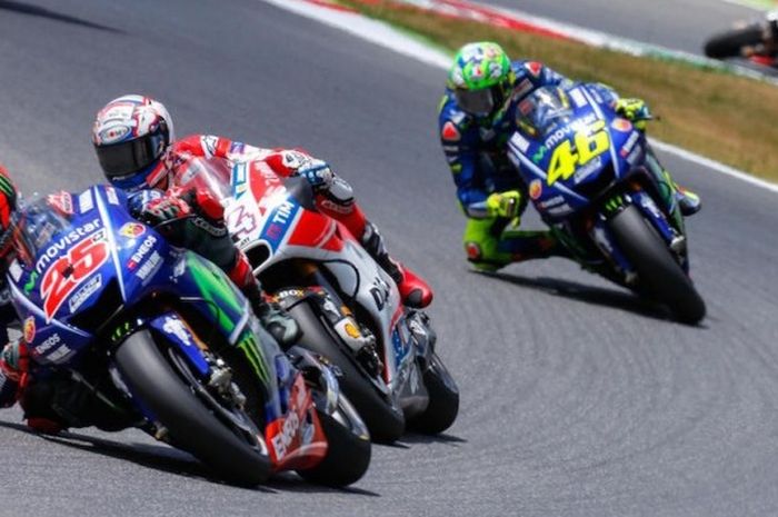 Pebalap Movistar Yamaha MotoGP asal Italia, Valentino Rossi (46), memacu motor di belakang rekan satu timnya asal Spanyol, Maverick Vinales (25), dan pebalap Ducati Team asal Italia, Andrea Dovizioso (4) pada balapan GP Italia di Sirkuit Mugello, Minggu (4/6/2017).