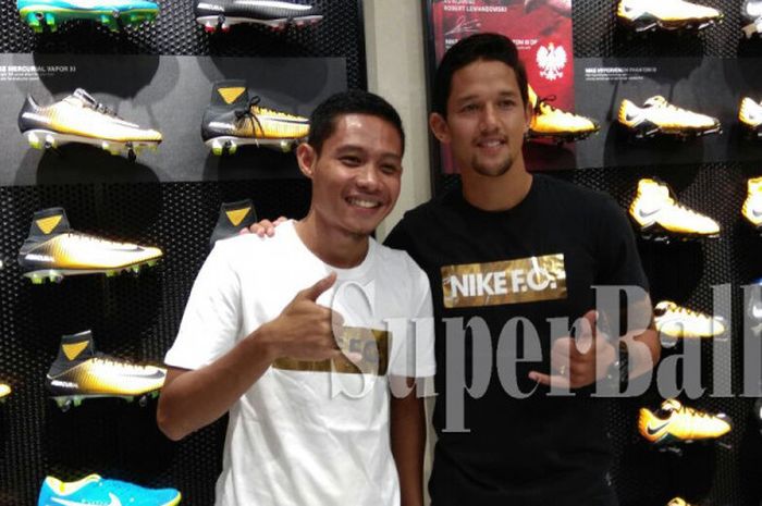 Gelandang Bhayangkara FC Evan Dimas (kiri) dan Irfan Bachdim (kanan) saat launching Fisik Football di AEON Mall Cakung, Jakarta, Sabtu (30/9/2017).