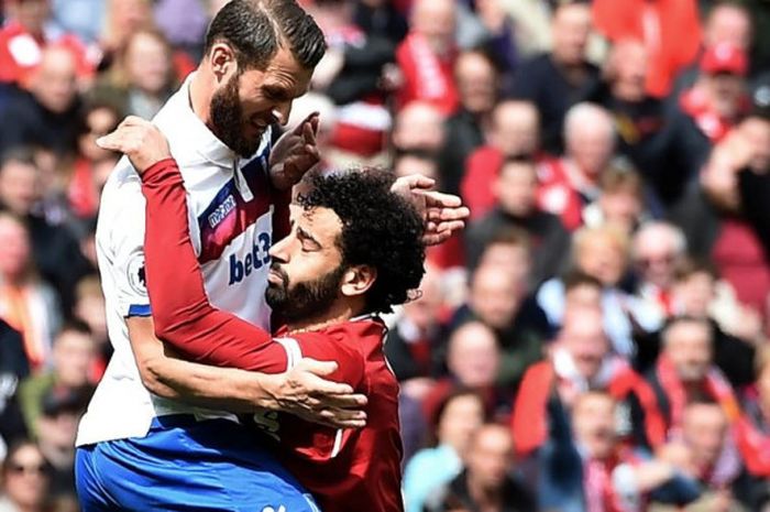 Penyerang Liverpool FC, Mohamed Salah (kanan), dijaga ketat oleh bek Stoke City, Erik Pieters, dalam partai Liga Inggris di Stadion Anfield, Liverpool, 28 April 2018.