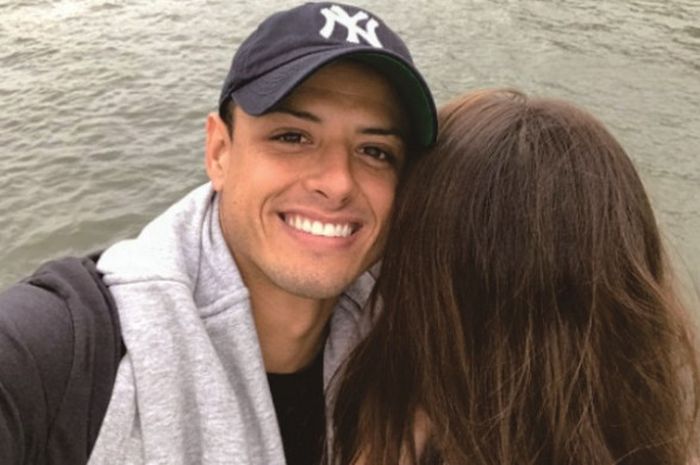 Javier Hernandez berfoto dengan wanita misterius