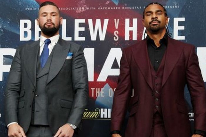 Dua petinju kelas berat asal Inggris, Tony Bellew (kiri) dan David Haye (kanan) berpose sebelum pertandingan jilid dua mereka yang dilangsungkan pada Sabtu (5/5/2018).