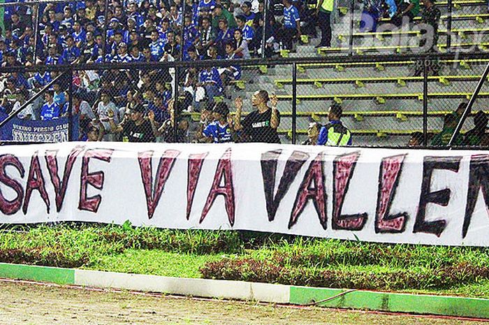 Spanduk empati untuk pedangdut Via Vallen yang mengalami pelecehan seksual dibentangkan salah satu pendukung di Stadion Teladan saat PSMS Medan menjamu Persib Bandung pada laga lanjutan Liga 1 2018, Selasa (5/6/2018).