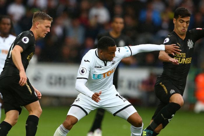 Gelandang Newcastle United, Mikel Merino (kanan), berduel dengan bek Swansea City, Martin Olsson, dalam laga Liga Inggris di Stadion Liberty, Swansea, Wales, pada 10 September 2017.