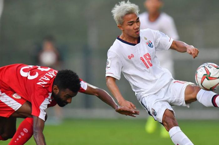 Aksi gelandang serang timnas Thailand, Chanathip Songkrasin saat menghindari kejaran pemain tengah t