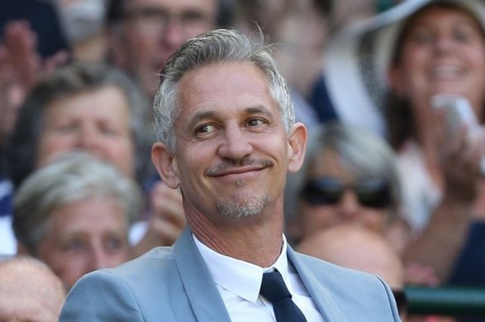 Gary Lineker berdiri di royal box saat Roger Federer melawan Samuel Groth pada Kejuaraan Wimbledon, 4 Juli 2015.