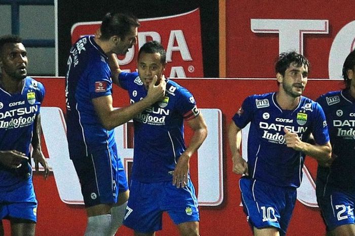 Pemain Persib merayakan gol yang dicetak Atep ketika melawan Mitra Kukar dalam laga lanjutan Torabika Soccer Championship di  Stadion Gede Bage Gelora Bandung Lautan Api, Sabtu (18/6/2016).