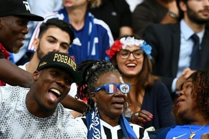 Ibu dari Paul Pogba, Yeo Moriba (kanan), bersama Mathias Pogba (kiri atas) dan Florentin Pogba menyaksikan penampilan sang gelandang untuk timnas Prancis dalam laga Piala Eropa kontra Albania  di Velodrome, Marseille, 15 Juni 2016.