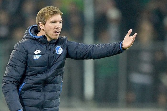 Pelatih Hoffenheim, Julian Nagelsmann,  memberikan arahan kepada timnya saat menghadapi Borussia Moenchengladbach dalam laga lanjutan Bundesliga 2016-2017 di Moenchengladbach, pada 26 November 2016.