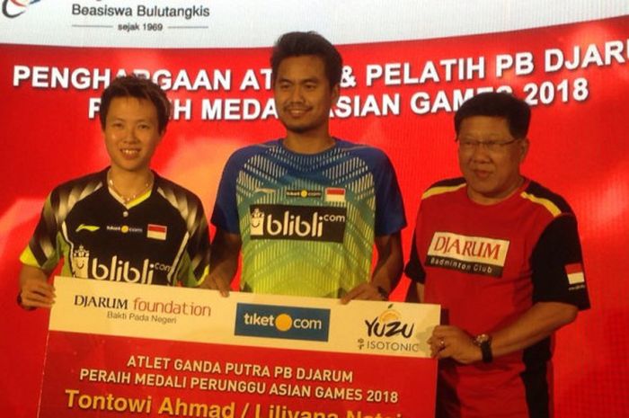 Liliyana Natsir dan Tontowi Ahmad saat mendapatkan apresiasi dari PB Djarum atas prestasi mereka pada Asian Games 2018 di GOR Jati, Kudus, Kamis (6/9/2018).