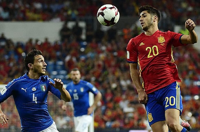 Aksi gelandang timnas Spanyol, Marco Asensio (kanan), dibayangi gelandang timnas Italia, Matteo Darmian, dalam babak Kualifikasi Piala DUnia 2018 di Stadion Santiago Bernabeu, Madrid, Spanyol, pada 2 September 2017.