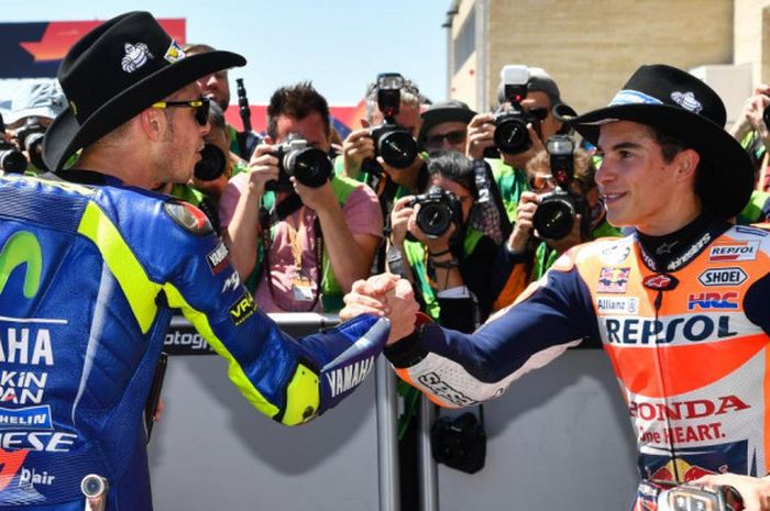          Pebalap Movistar Yamaha Valentino Rossi (kiri) berjabat tangan dengan Marc Marquez (Repsol Honda) selepas balapan GP Americas di Circuit of the Americas, Austin, Amerika Serikat, 23 April 2017.         