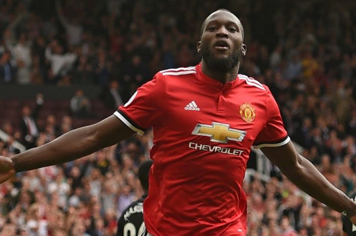 Striker Manchester United, Romelu Lukaku, merayakan gol yang dia cetak ke gawang West Ham United dalam laga Liga Inggris di Stadion Old Trafford, Manchester, pada 13 Agustus 2017.