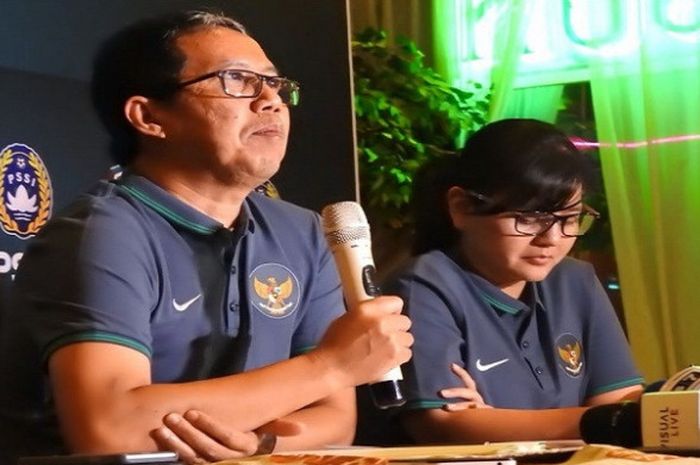  Plt Ketua Umum PSSI, Joko Driyono (kiri), dan Sekjen PSSI, Ratu Tisha Destria (kanan),  saat mengumumkan penunjukan Indra Sjafri sebagai pelatih Timnas U-19 Indonesia dalam konferensi pers di restoran Dapoer Sunda, Bellagio, Jakarta, Rabu (25/4/2018). 