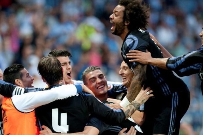 Aksi perayaan pemain Real Madrid setelah Karim Benzema mencetak gol ke gawang Malaga dalam duel pekan terakhir La Liga 2016-2017 di La Rosaleda, Malaga, 21 Mei 2017.