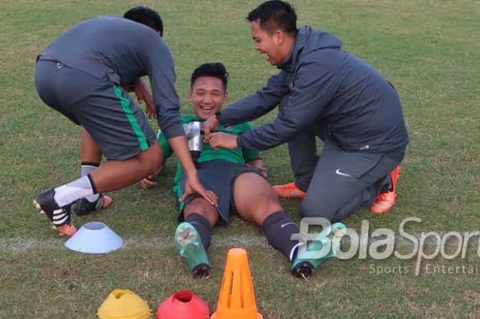 Syahrian Abimanyu menggunakan terapi hypervolt oleh tim fisioterapis saat latihan timnas U-19 Indonesia di Stadion Jenggolo, Senin (2/7/2018)