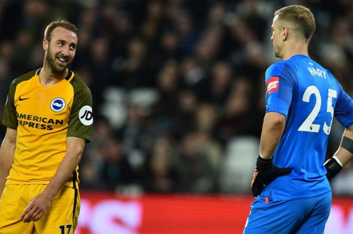 Striker Brighton & Hove Albion, Glenn Murray (kiri), tersenyum kepada kiper West Ham United, Joe Hart, dalam laga Liga Inggris di Stadion London pada 20 Oktober 2017.