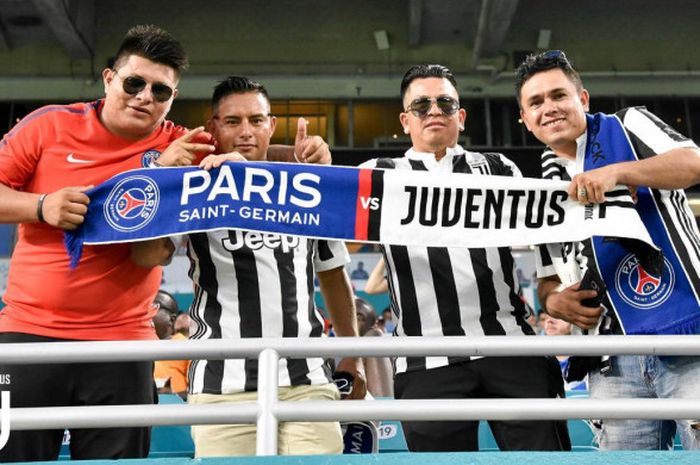 fans juventus tampak akrab dengan pendukung PSG jelang pertandingan