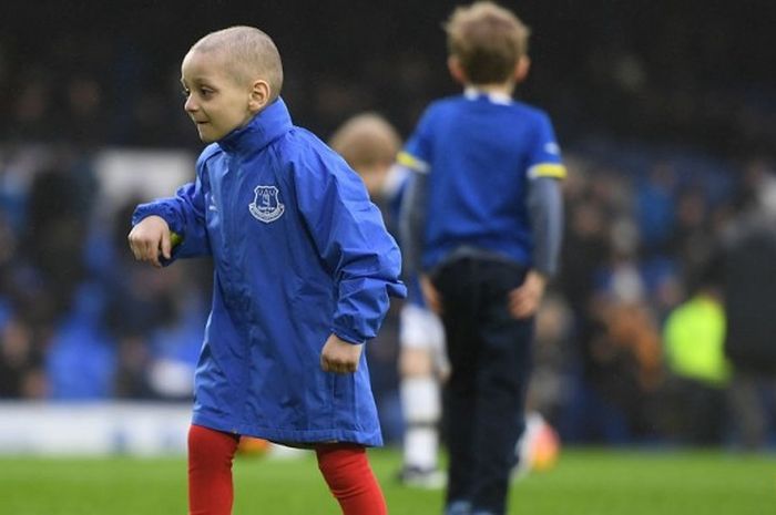 Bocah penderita kanker, Bradley Lowery, hadir dalam laga Everton versus Manchester City di Goodison Park, Minggu (15/1/2017)