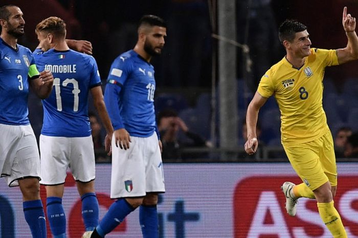 Selebrasi gelandang timnas Ukraina, Ruslan Malinovskyi (kanan), seusai membobol gawang timnas Italia dalam pertandingan uji coba di Stadio Comunale Luigi Ferraris, Genoa, Italia, pada Rabu (10/10/2018).