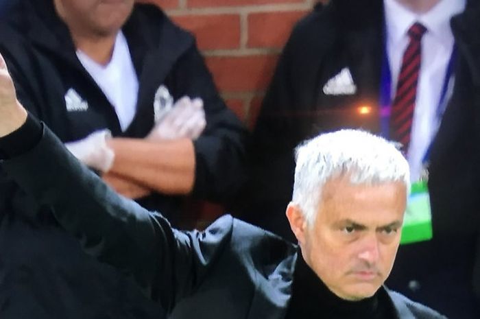 Jose Mourinho menunjukkan gestur 3 jari saat laga melawan Juventus di Old Trafford, pada Selasa (23/10/2018) atau Rabu dini hari WIB.