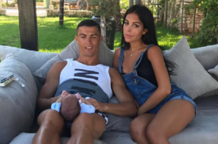 Cristiano Ronaldo dengan salah satu anaknya, didampingi pacar dan ibu anaknya, Georgina Rodriguez.