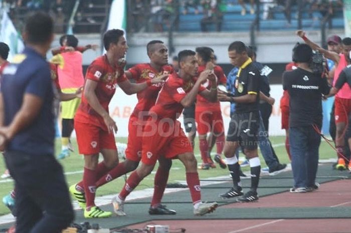  Penyerang Kalteng Putra, Rivaldo Bawuo melakukan selebrasi setelah mencetak gol ke gawang Persebaya, Kamis (12/10/2017)